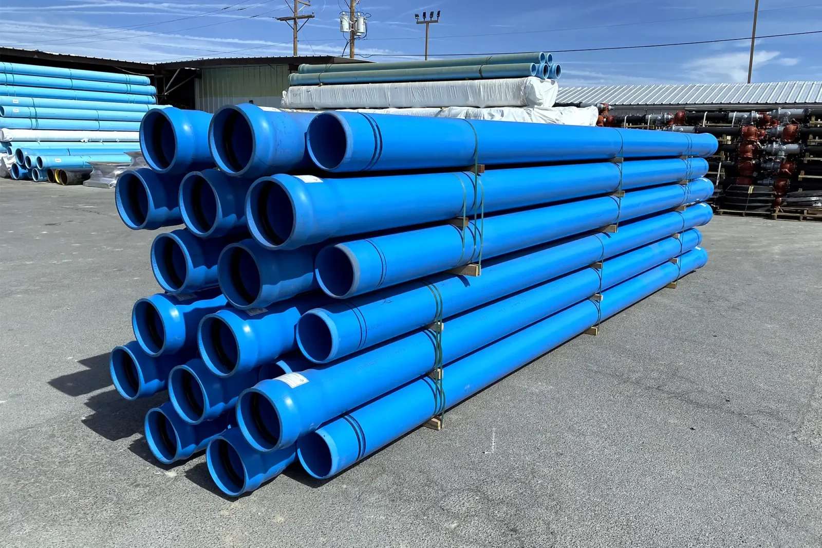 Des tuyaux empilées sur un support en bois