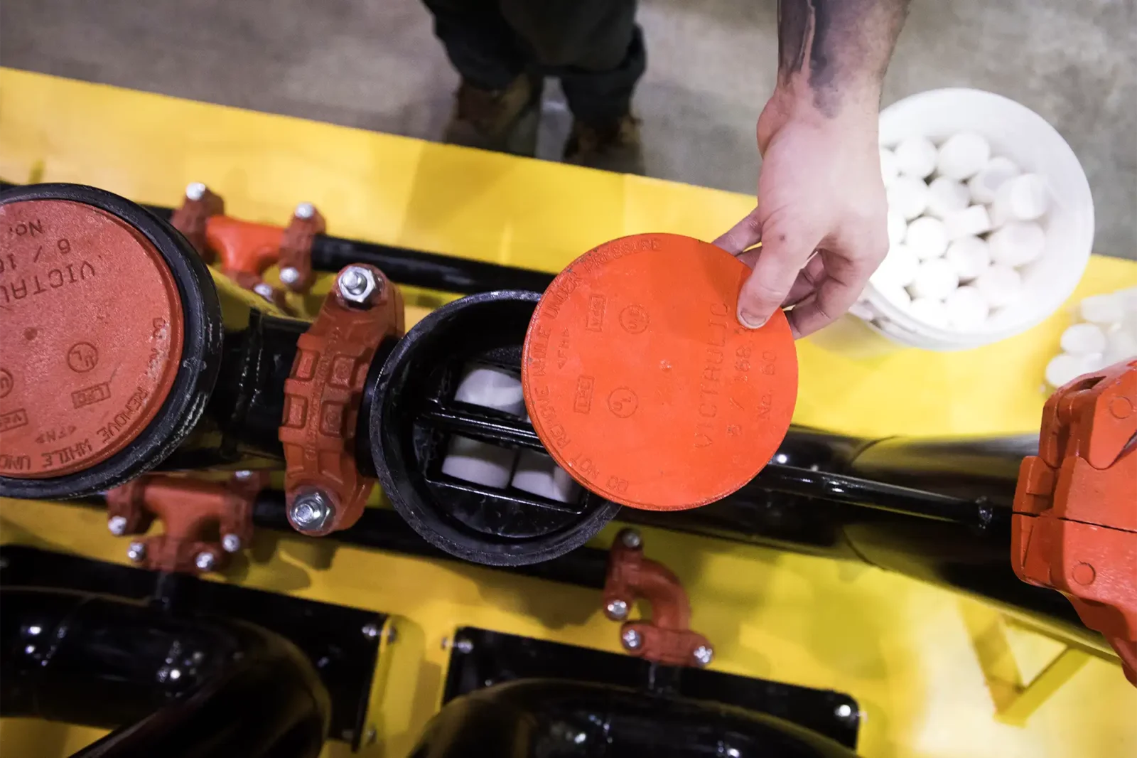 Unité de dissolution pour pastilles Mudwizard avec panier dissoluteur et pastilles de floculants