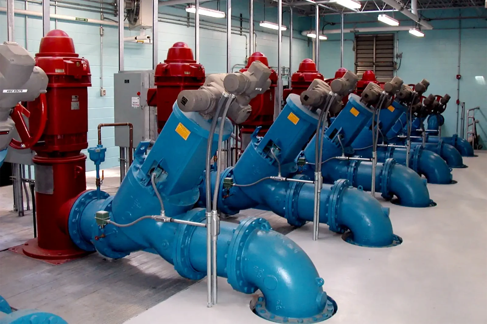 Plusieurs pompes à refoulement vertical en opération
