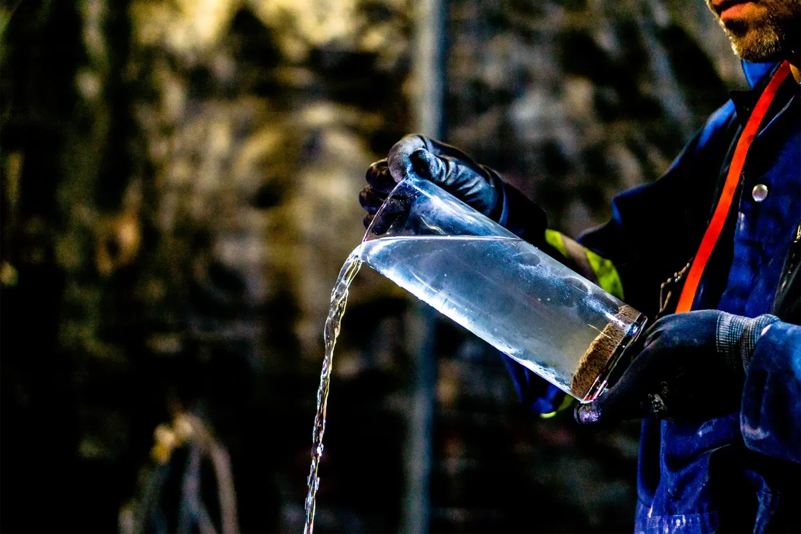 Un chargé de projet testant l'efficacité du floculant sur un échantillon de boue