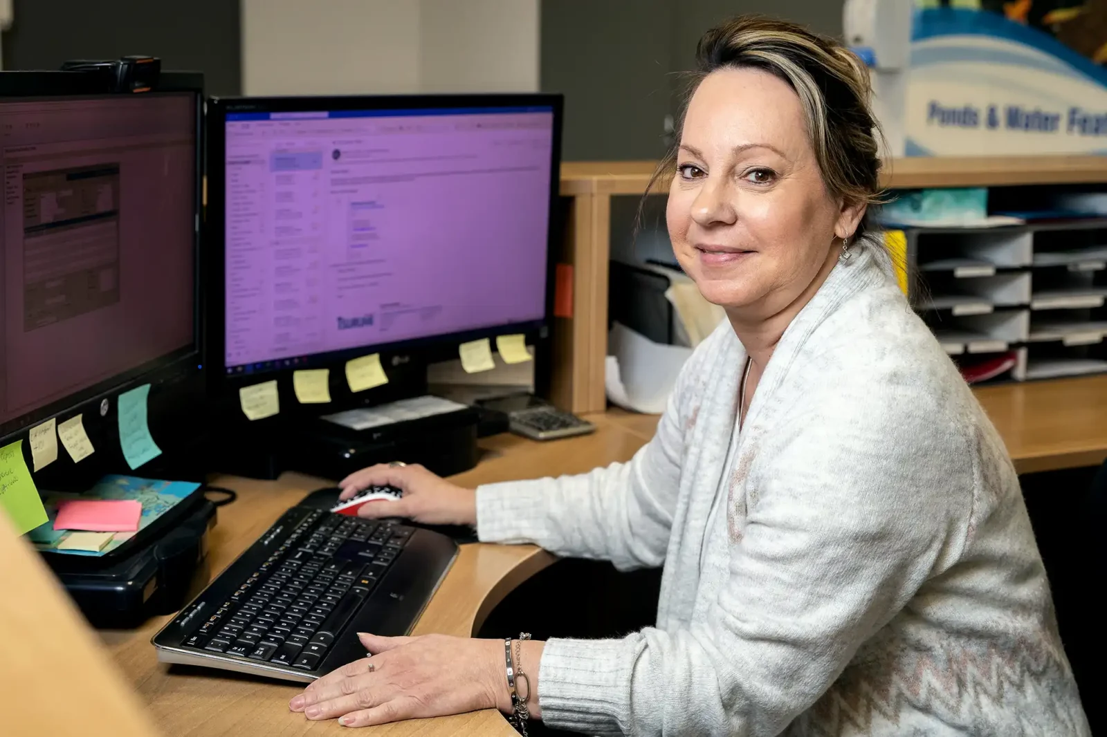 Une commis à la facturation dans son environnement de travail chez Tsurumi Canada