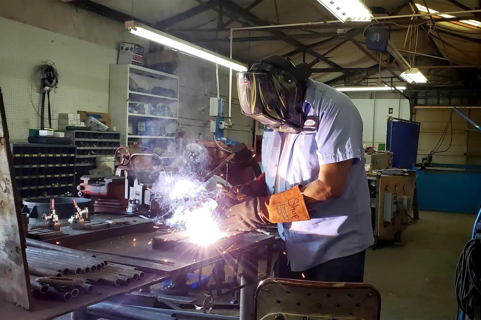 Un soudeur au travail dans l'usine chez Clowe & Cowan of El Paso