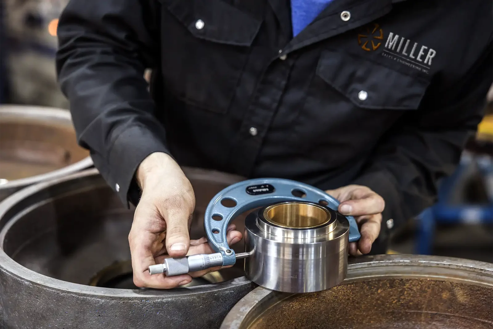 Un machiniste qui mesure le diamètre d'une pièce usinée à l'aide d'un outil spécialisé