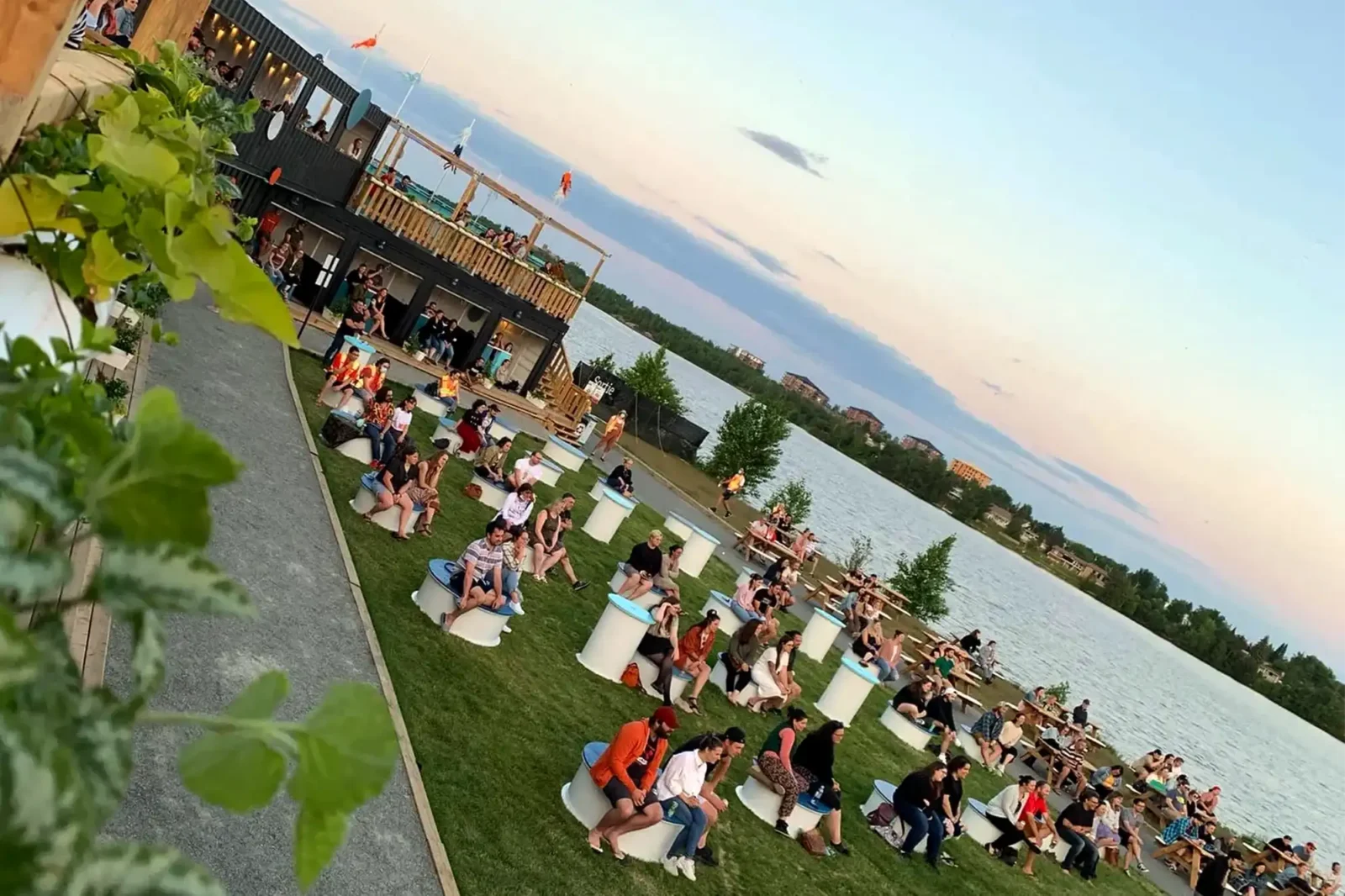 L'audience attentive durant le festival d'humour émergent de l'Abitibi-Témiscamingue à Rouyn-Noranda