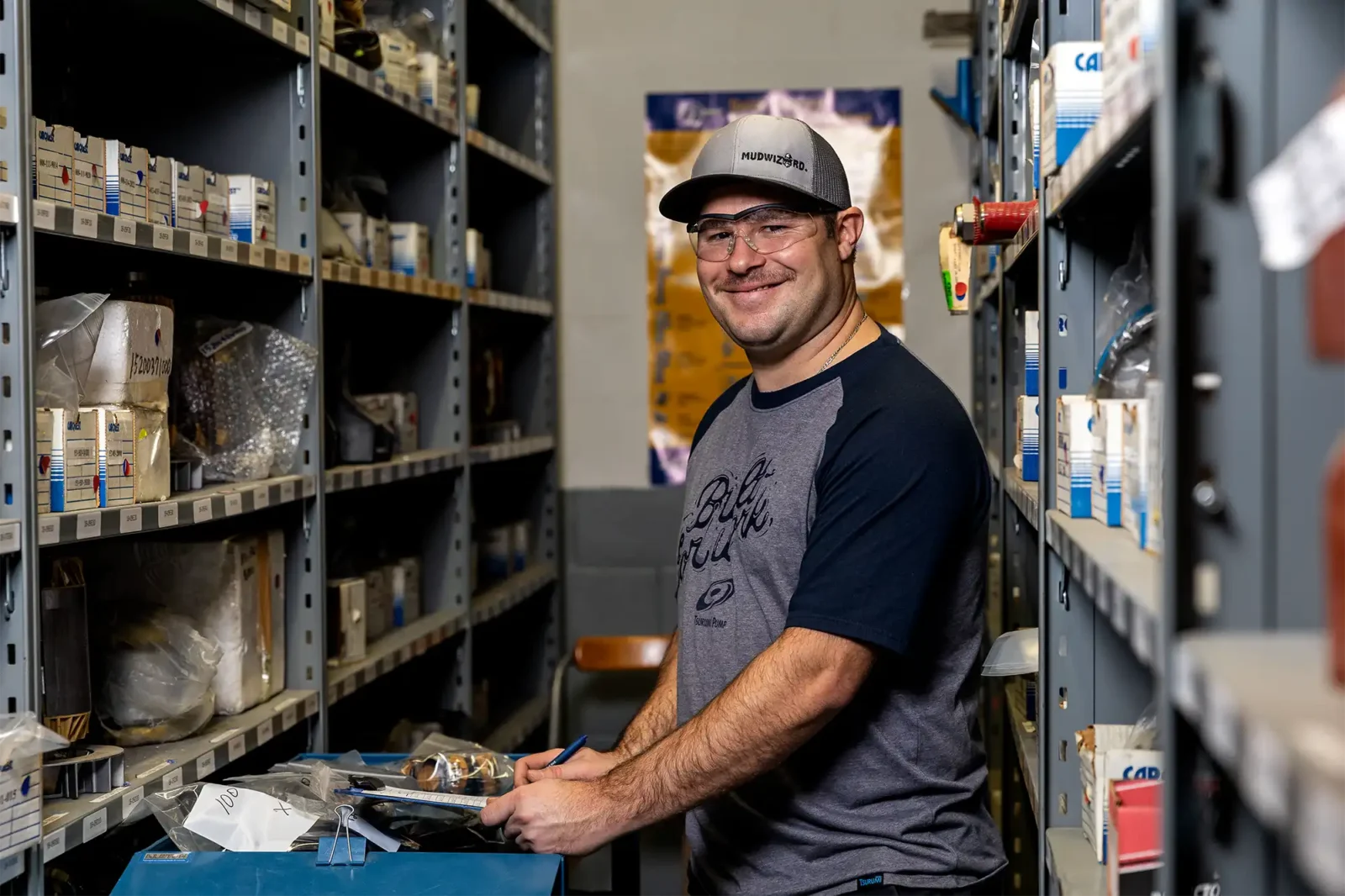 Un magasinier dans son environnement de travail chez Tsurumi Canada
